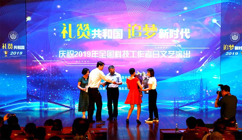 為東華原醫療姜黎濱總經(jīng)理頒發(fā)感謝狀 為東華原醫療姜黎濱總經(jīng)理頒發(fā)感謝狀