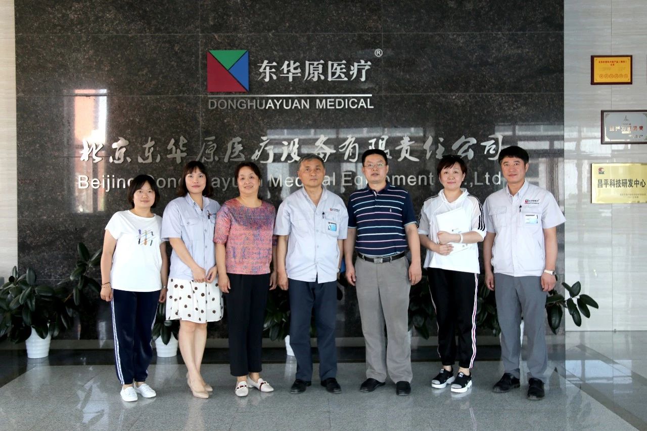 公司領(lǐng)導與到訪(fǎng)領(lǐng)導合影